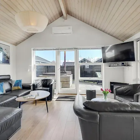 Five-bedroom In Rudkobing Feriehus *