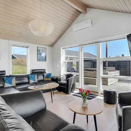 Five-bedroom In Rudkobing * Spodsbjerg